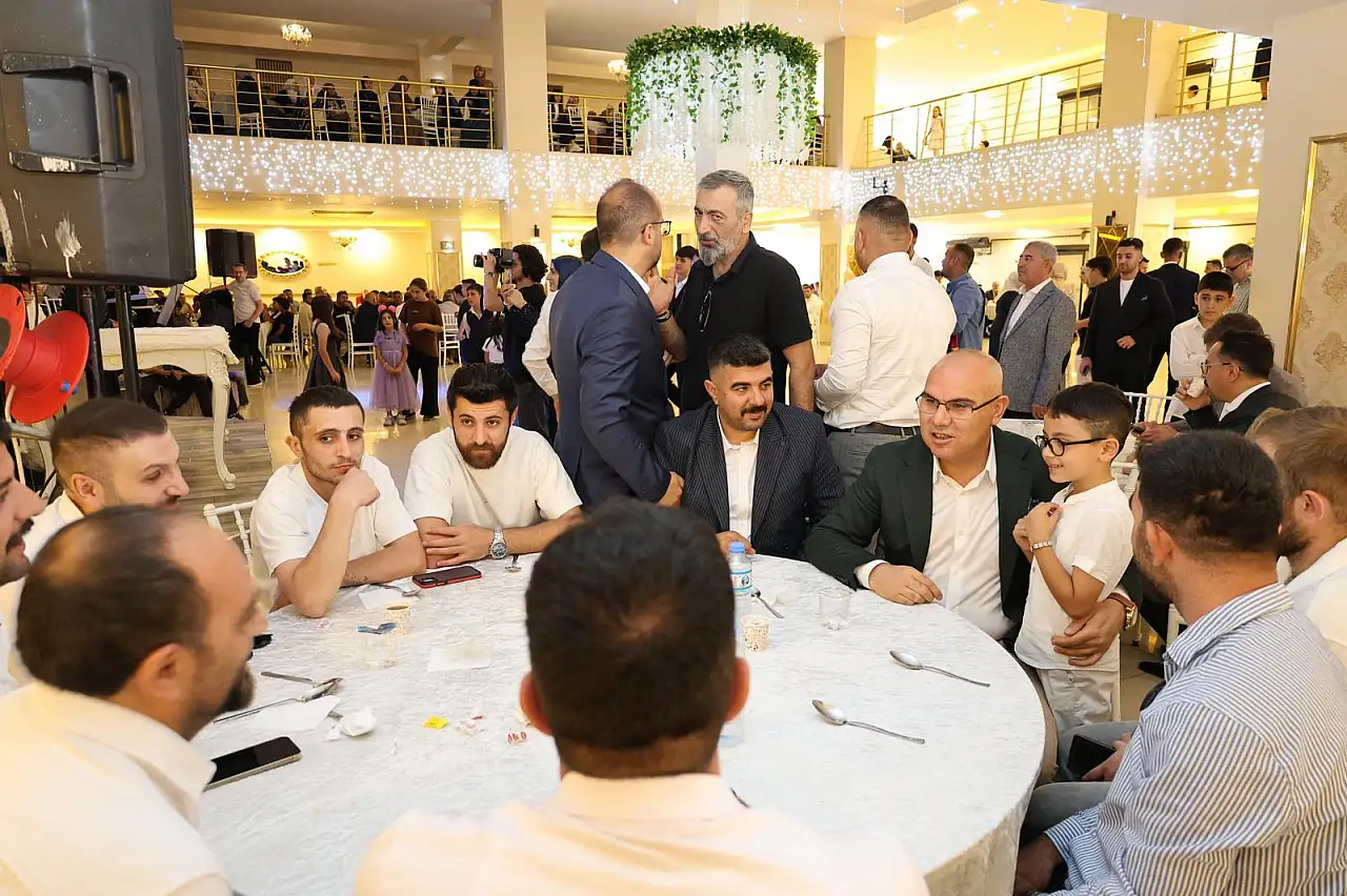 Vali Koç, genç çifte mutluluklar diledi, düğünde halay çekti