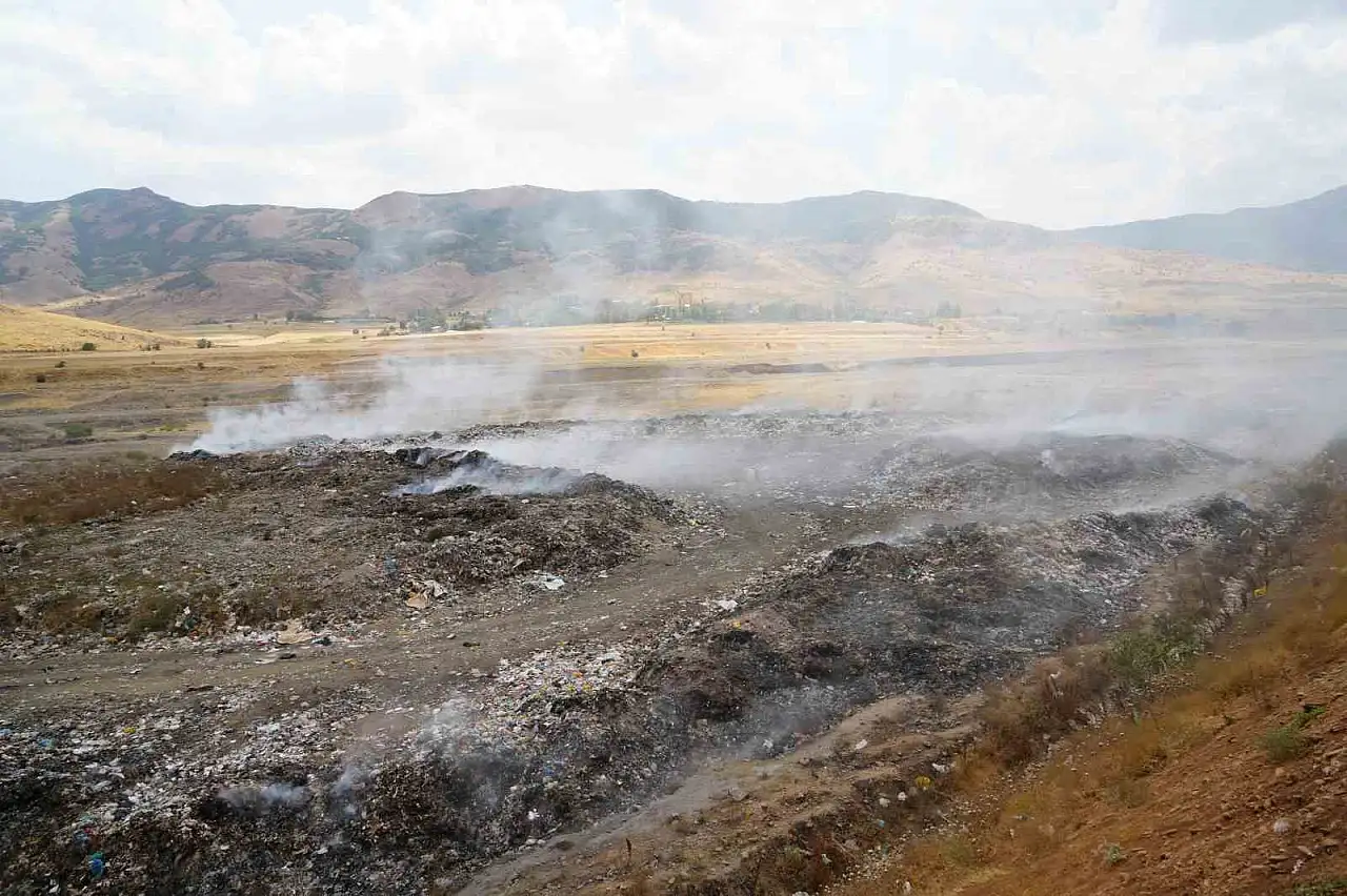 Sungu'da Çöp Yakma İsyanı: Ya Temizlesinler Ya Taşınalım!