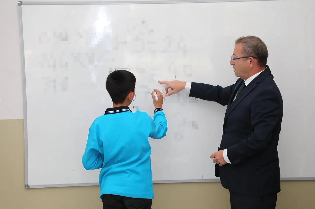 Vali Ziya Polat, 100. Yıl Cumhuriyet Ortaokulu'nu Ziyaret Etti