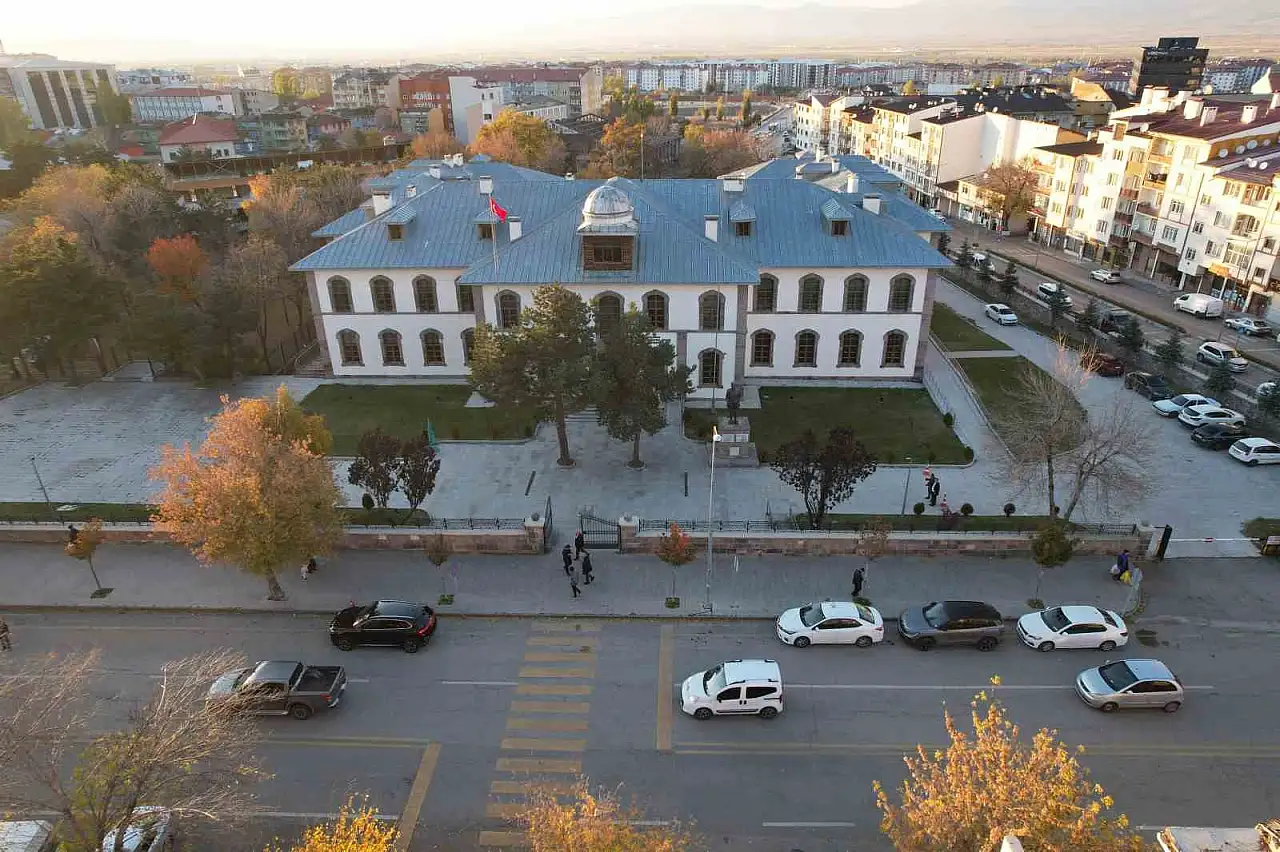 Vali Çiftçi, her pazartesi Erzurum Kongresi Binası'nda tarihi mesai yapıyor