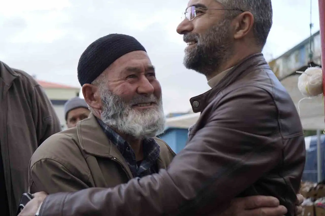 AK Parti'den Pazar Ziyareti: Çay, Çikolata ve Destek İkramı