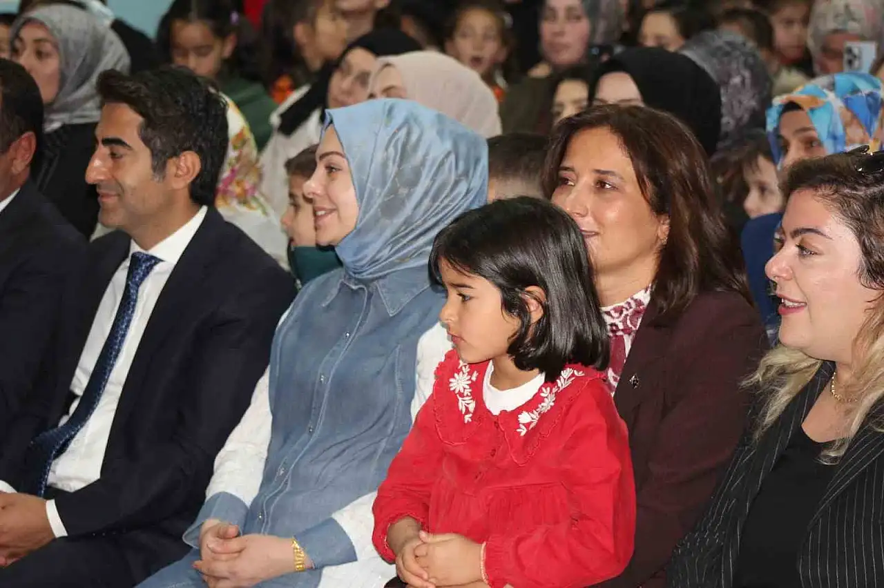 Sarıkamış'ta öğrenciler Cumhuriyet Bayramı etkinlikleriyle yeteneklerini sergiledi