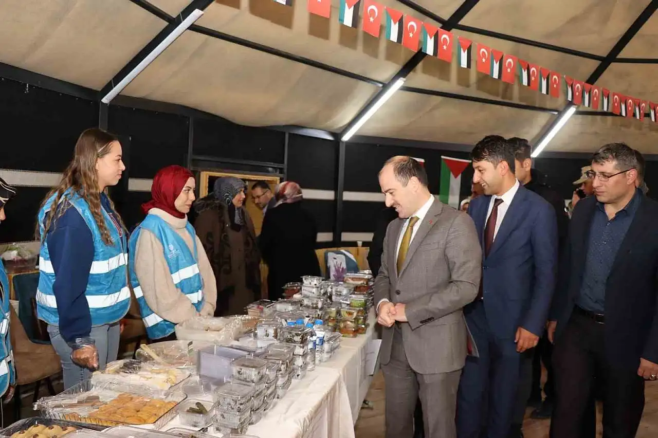 Erzurum Oltu'da Filistin'e Destek İçin Hayır Çarşısı Düzenlendi