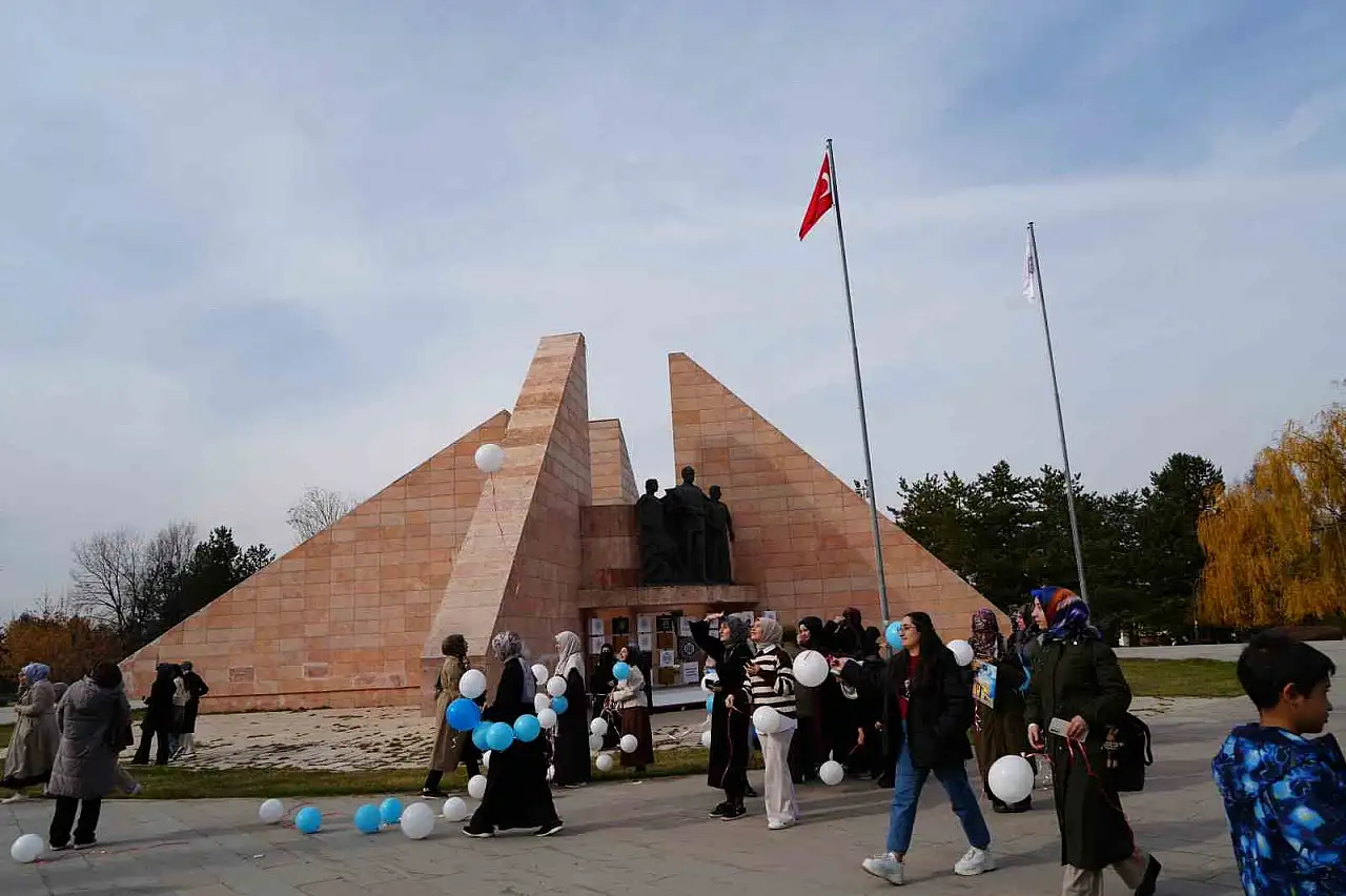 Atatürk Üniversitesi'nde Doğu Türkistan için mavi beyaz balonlu farkındalık etkinliği düzenlendi
