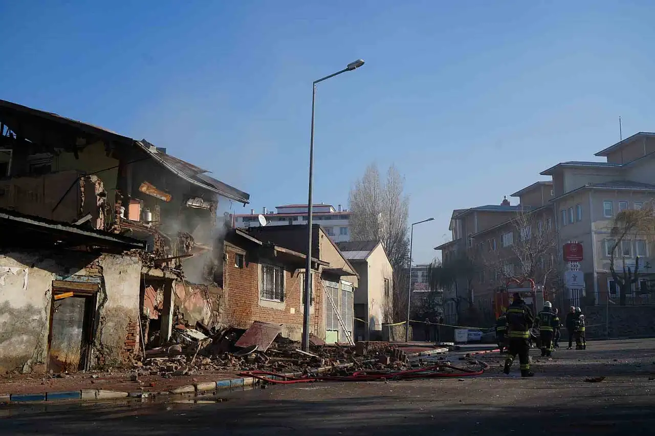 Erzurum'da doğalgaz patlaması: 2 ev yıkıldı, 1 yaralı var!