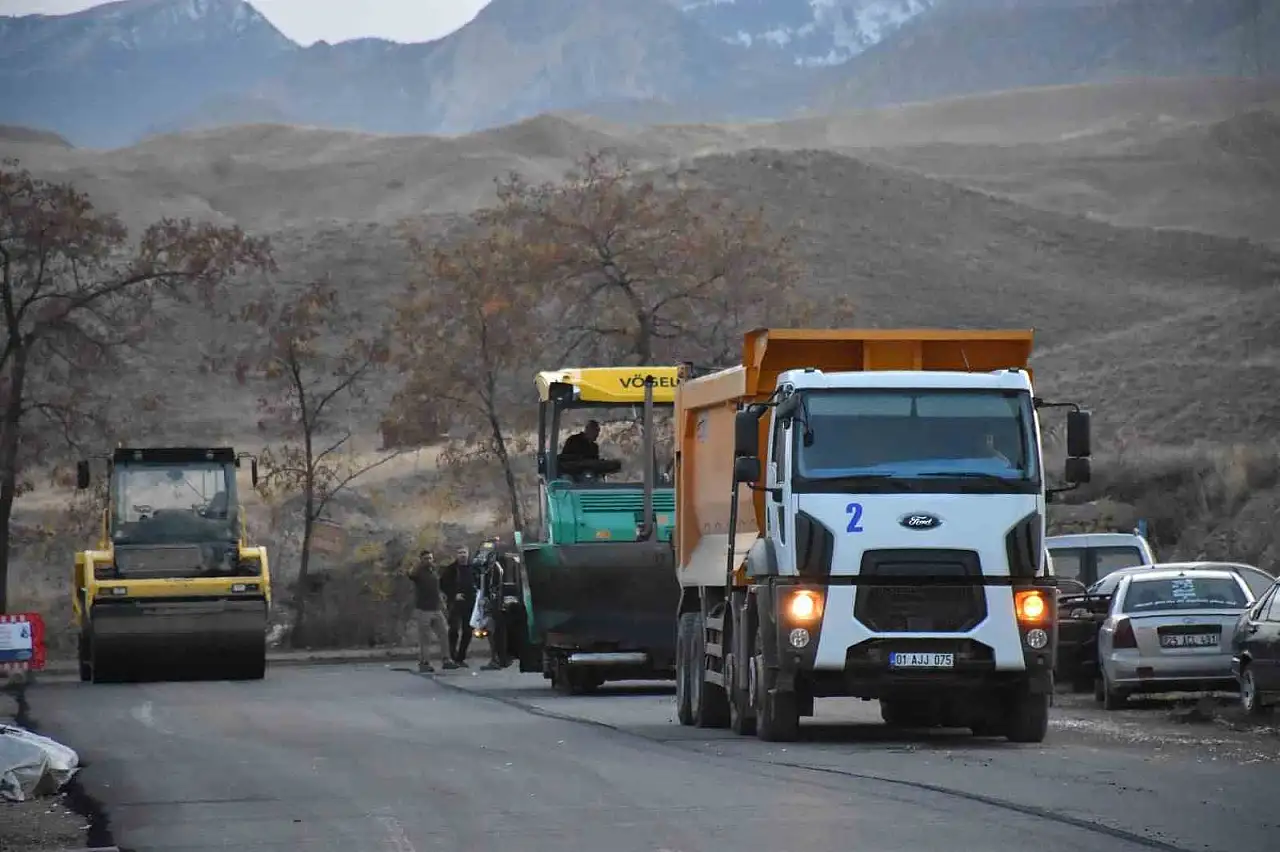 Oltu'da altyapı ve üstyapı çalışmaları hız kesmeden devam ediyor