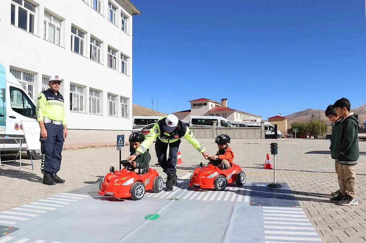 Çatak'ta Öğrencilere Trafik Güvenliği Eğitimi Verildi