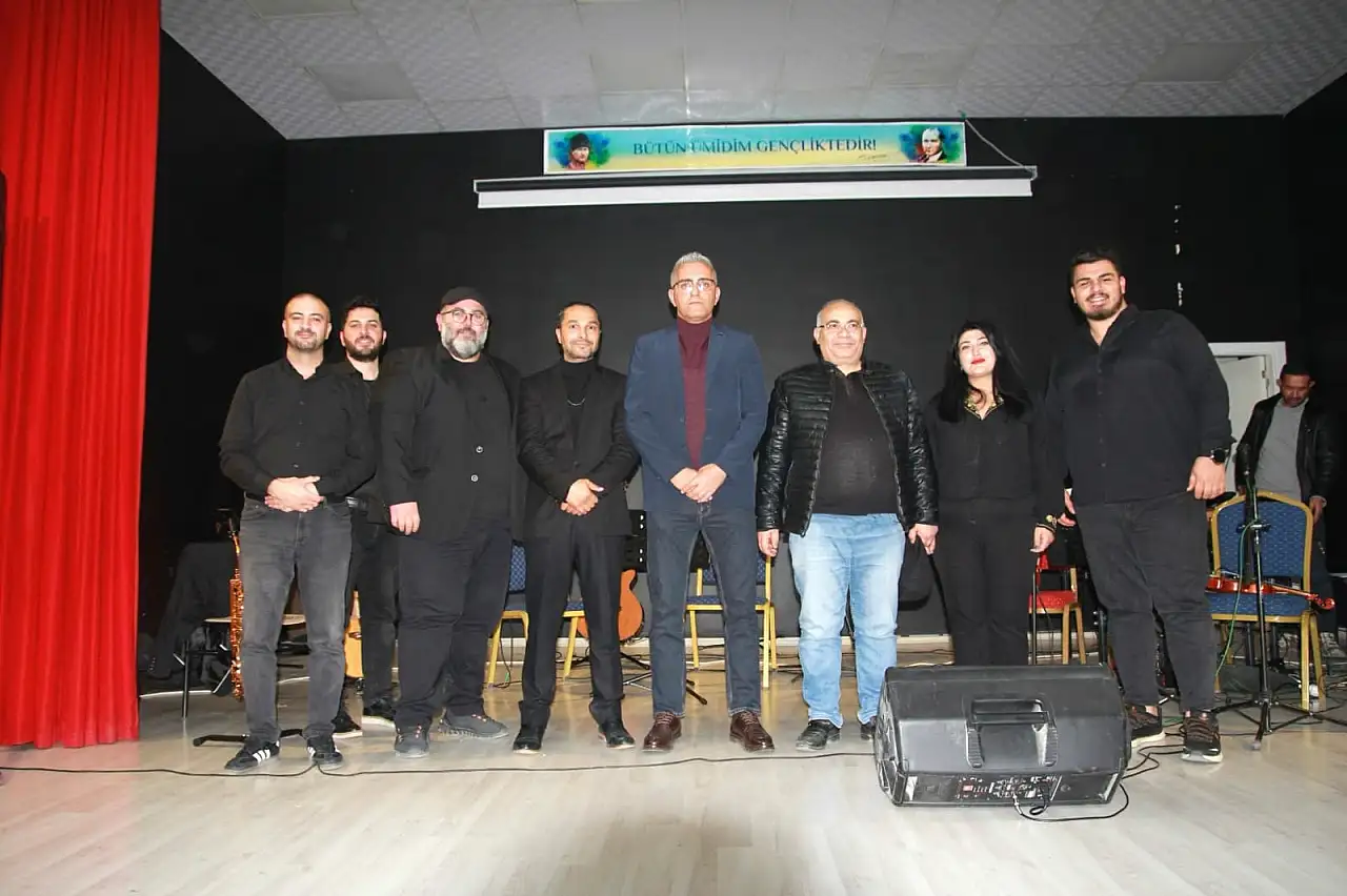 Doğubayazıt'ta öğretmenler günü için 90'lar pop konseri ilgiyle takip edildi