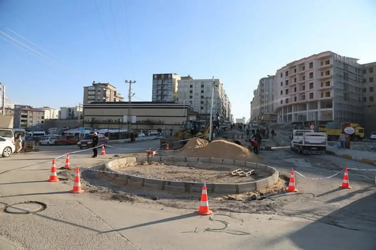 Van'da Trafiği Rahatlatacak Tek Yön ve Kavşak Düzenlemeleri Sürüyor