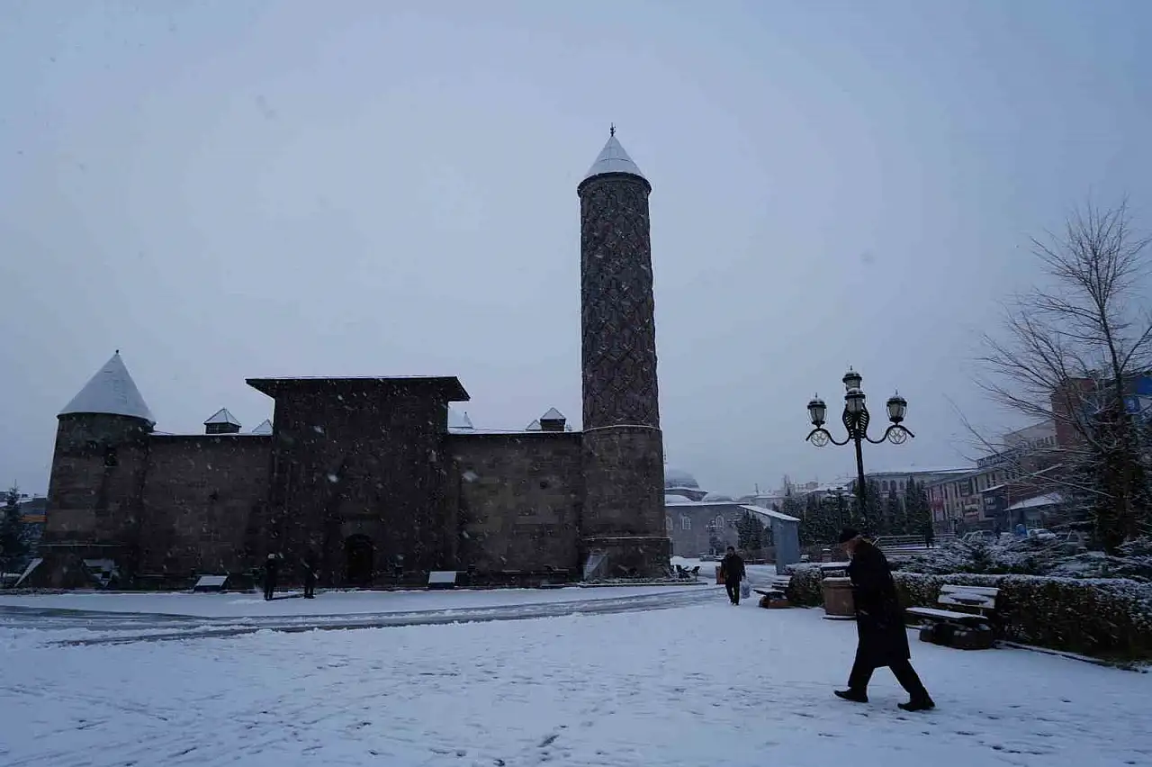 Erzurum'da Kar Yağışı Kent Merkezinde Etkili Oldu, Trafikte Aksamalar Yaşandı