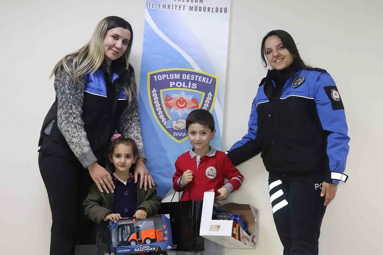 Erzurum Polisi Kaybolan Oyuncağı Buldu ve Çocuğu Mutlu Etti