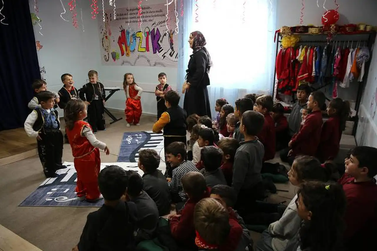 Köyde açılan sanat atölyesi, öğrencilerin yaratıcılık ve özgüvenini artırıyor