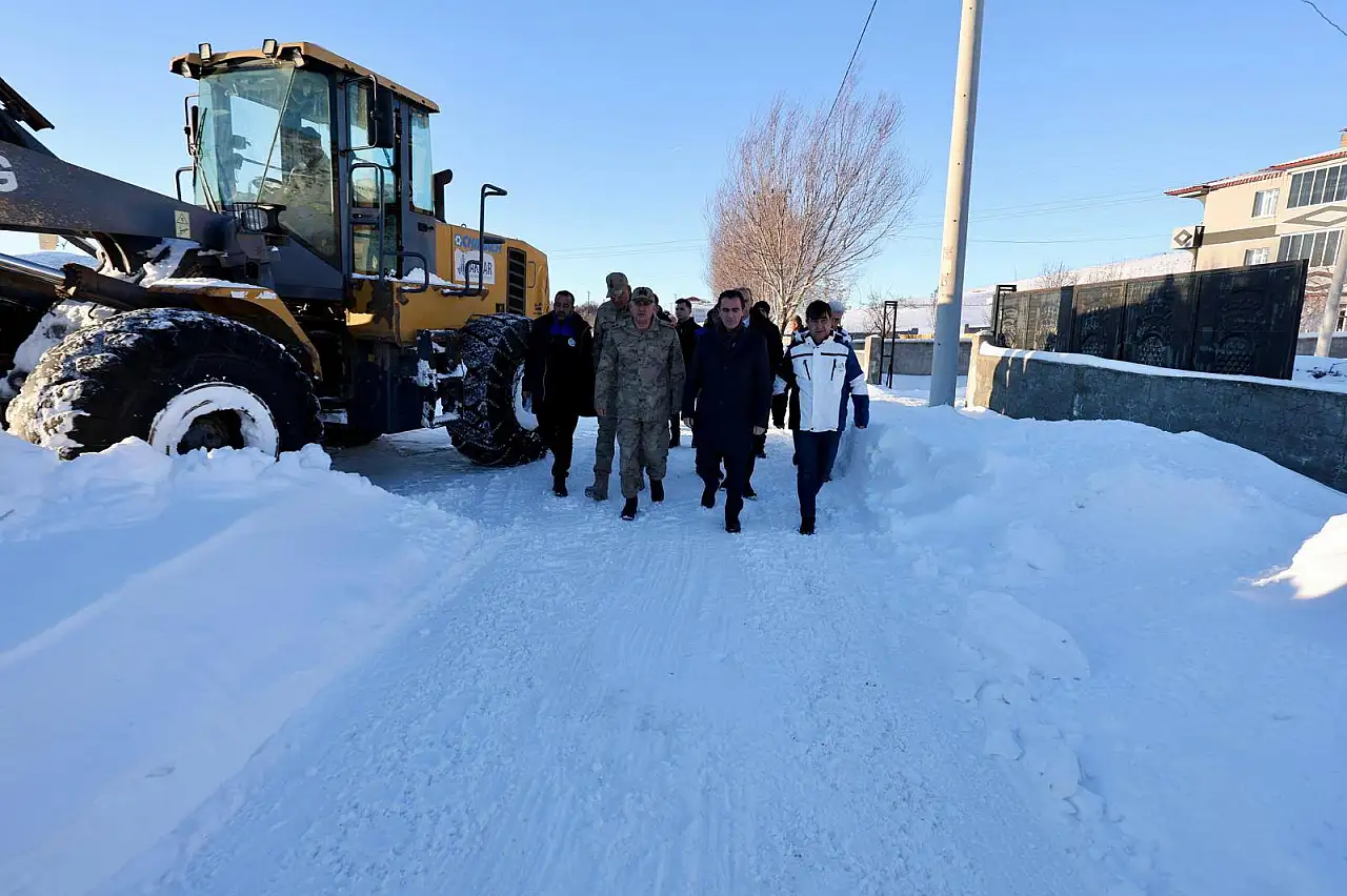Vali Karakaya, Küllüce Köyü'nde Karla Mücadele Çalışmalarını İnceledi