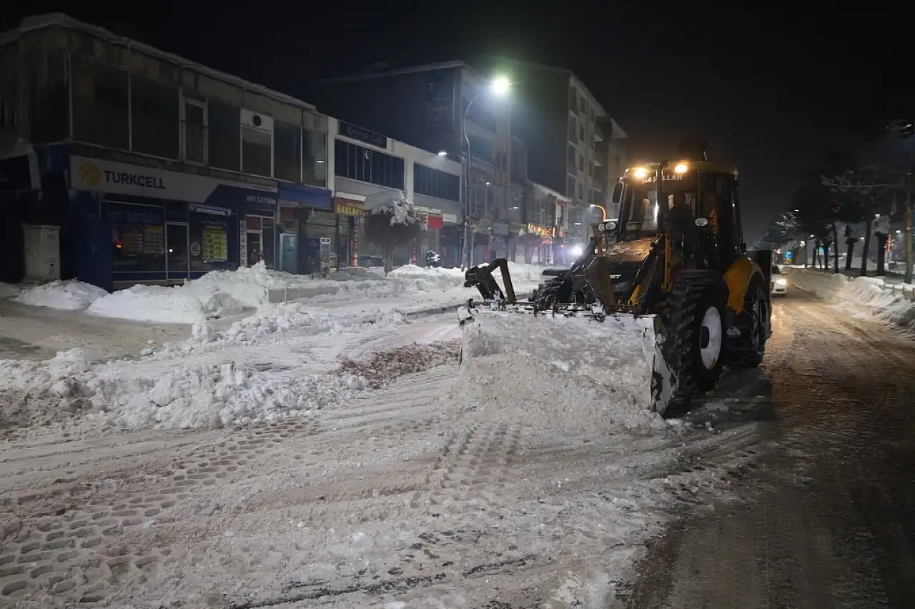 Güroymak'ta Karla Mücadele Çalışmaları Aralıksız Sürüyor