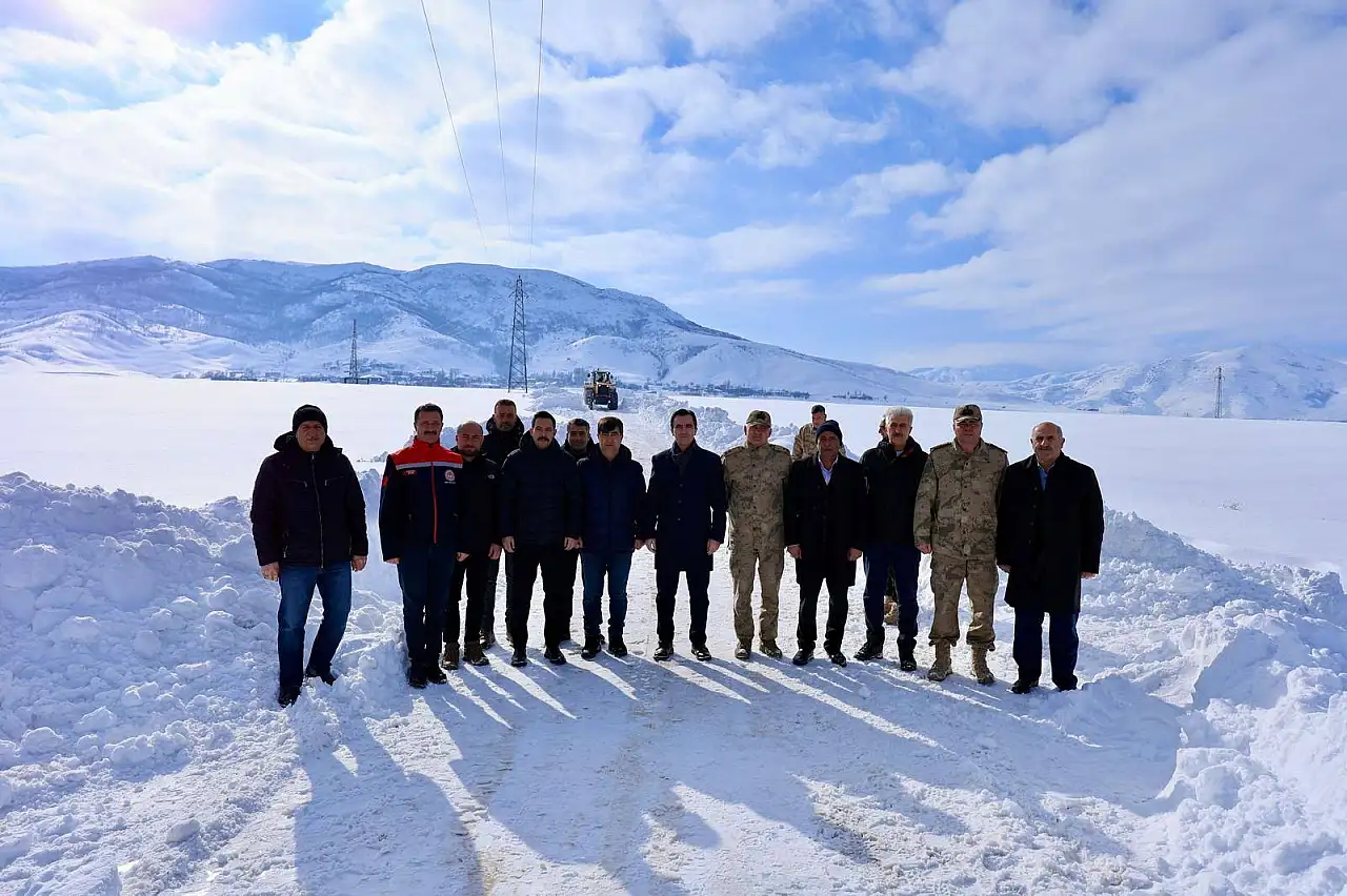 Bitlis'te Karla Mücadele Aralıksız Sürüyor: 354 Köy Yolu Ulaşıma Açık Tutuluyor