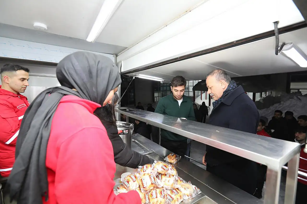 Bitlis Eren Üniversitesi'nde Final Haftasında Öğrencilere Sıcak Çorba İkramı