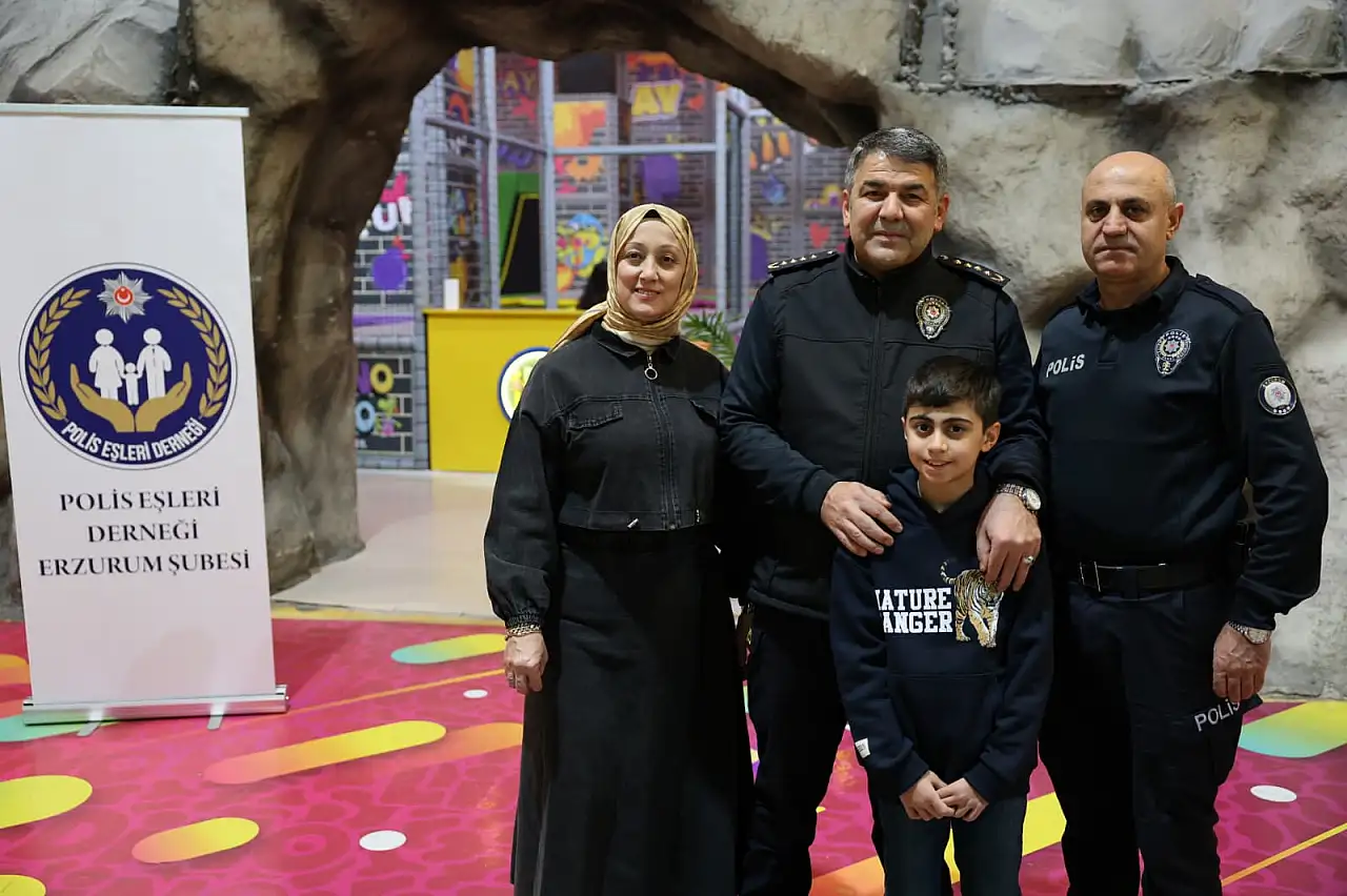 Erzurum'da Polis Eşleri Derneği'nden Çocuklara Karne Hediyesi Etkinliği