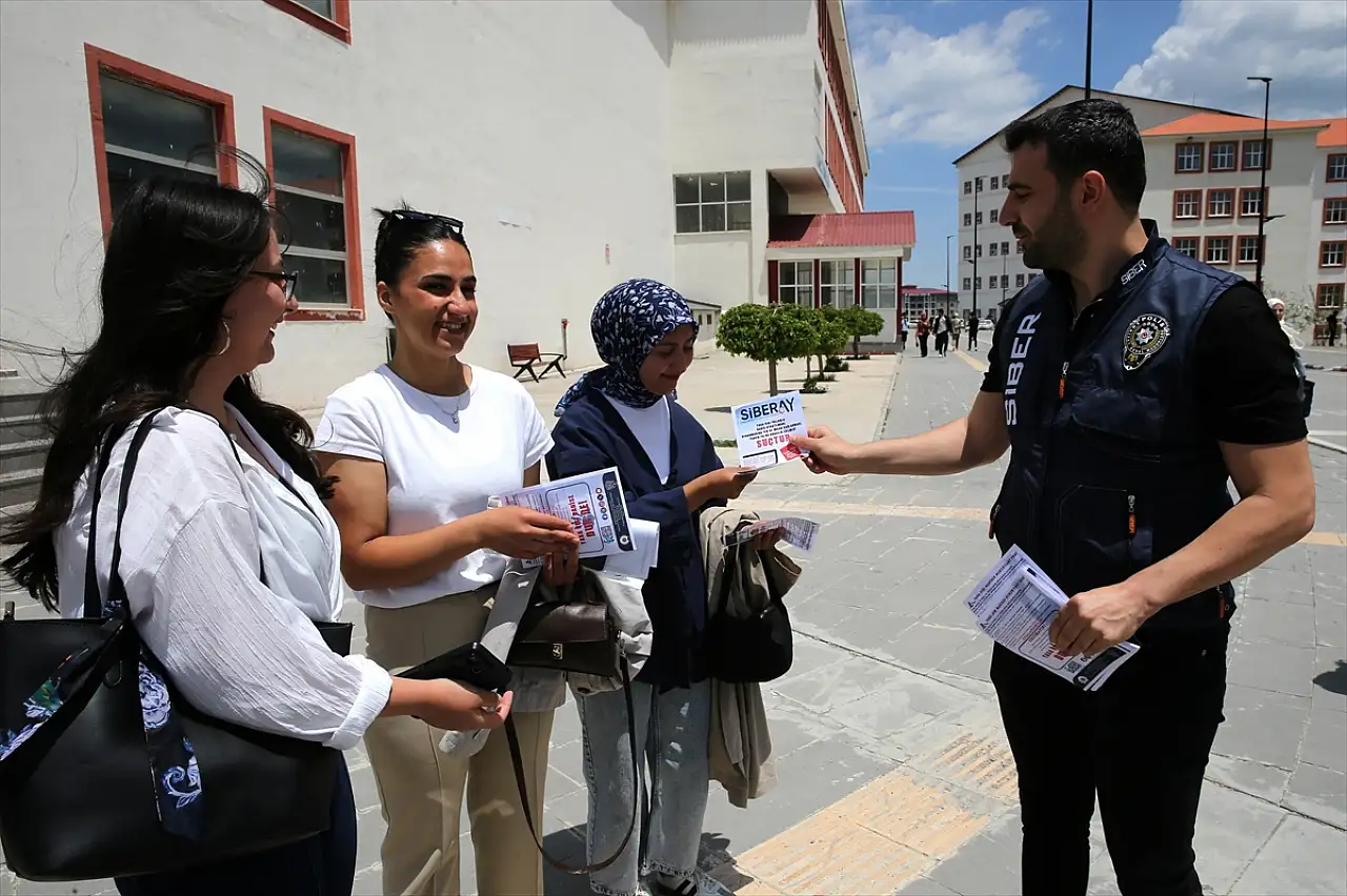 Bitlis'te siber suçlara karşı seferberlik: Polis mahalle mahalle bilinçlendirme yapıyor
