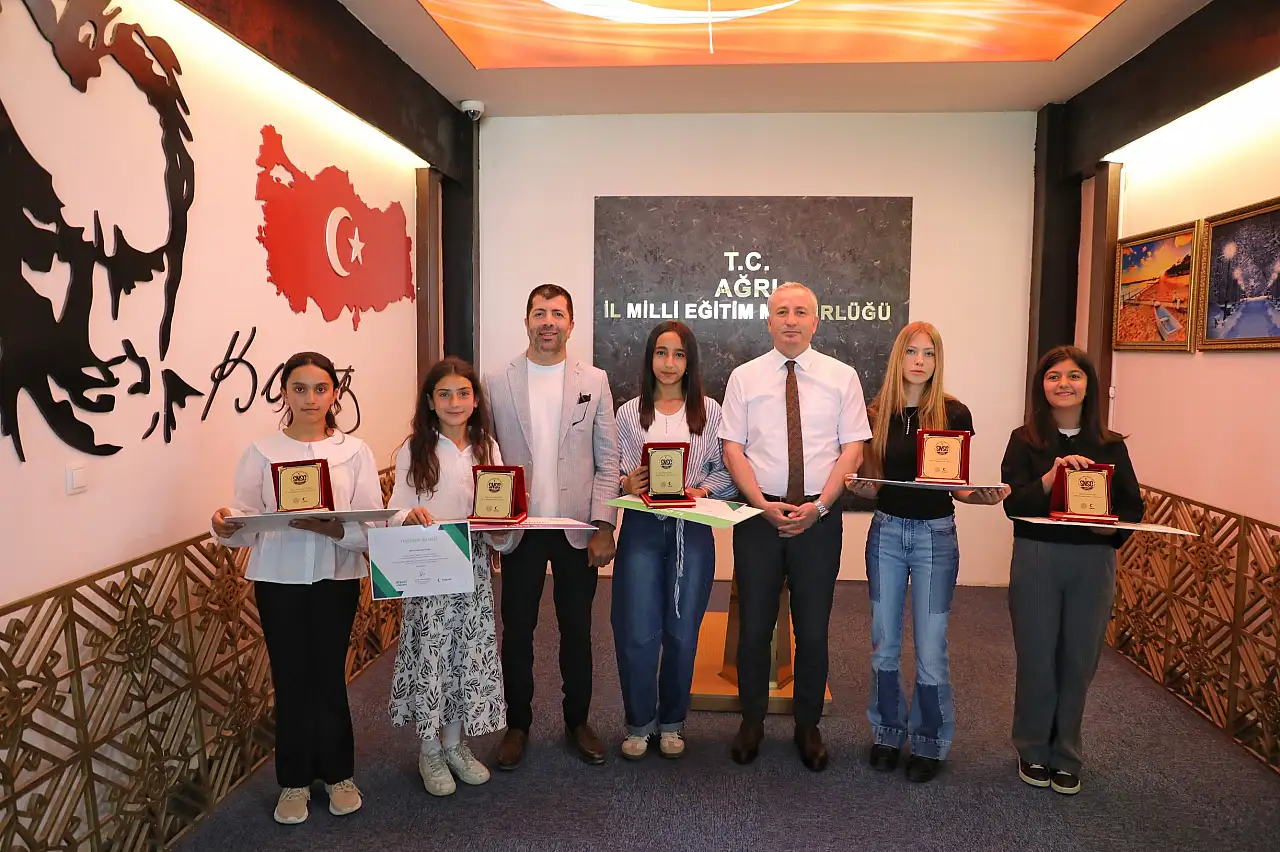 Ağrı'da 'Sağlıklı Nesil Sağlıklı Gelecek' yarışmasının kazananları ödüllerini aldı