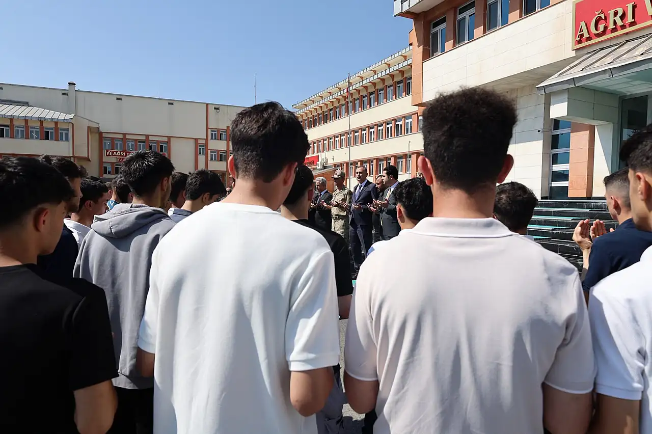 Ağrı'dan tarih ve kültür yolculuğuna ilk öğrenci kafilesi uğurlandı