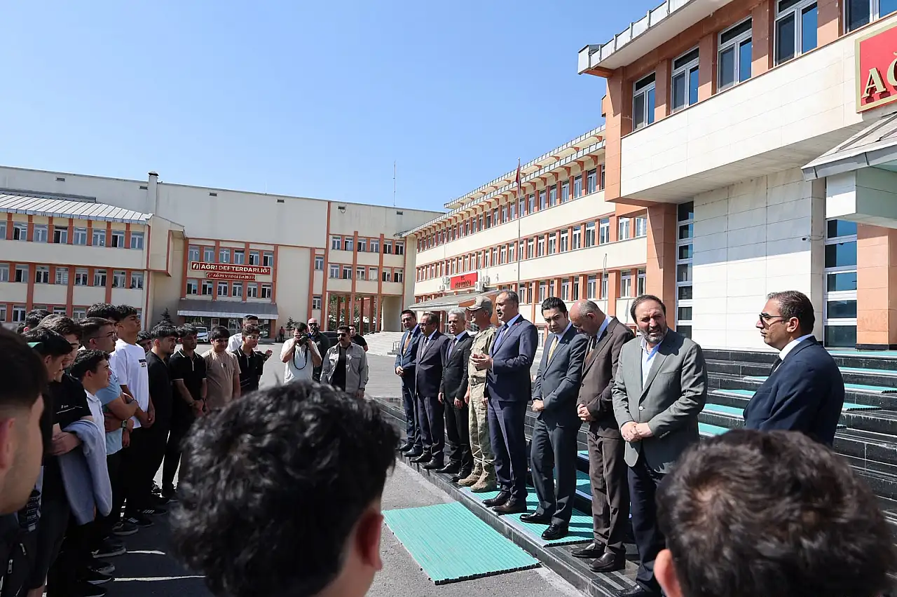 Ağrı'dan tarih ve kültür yolculuğuna ilk öğrenci kafilesi uğurlandı