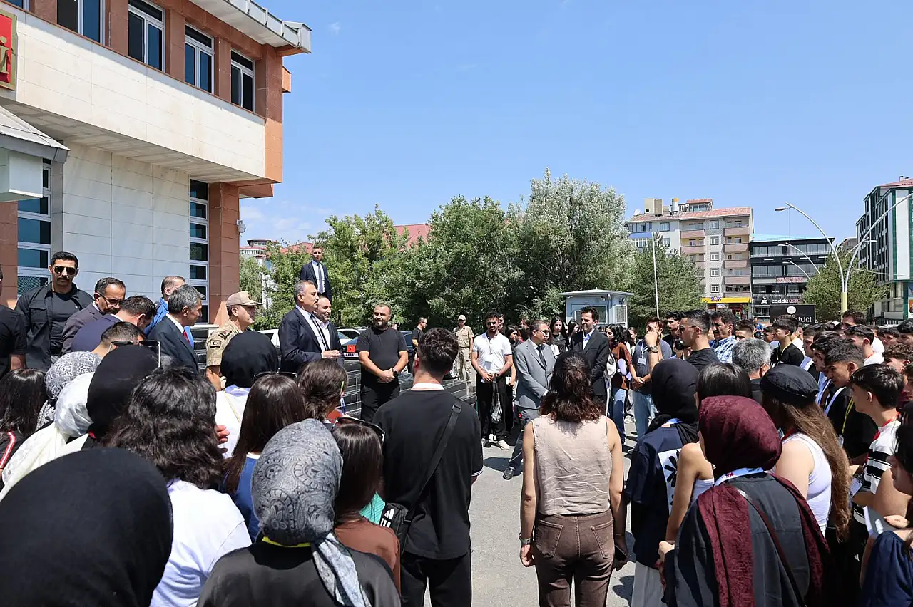 Ağrı'dan tarih yolculuğuna çıkan ikinci öğrenci kafilesi uğurlandı
