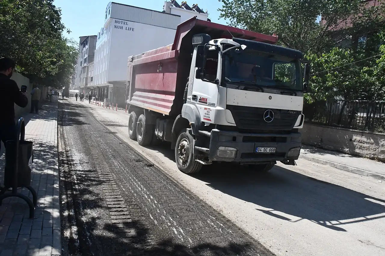 Doğubayazıt'ta asfalt mesaisi başladı