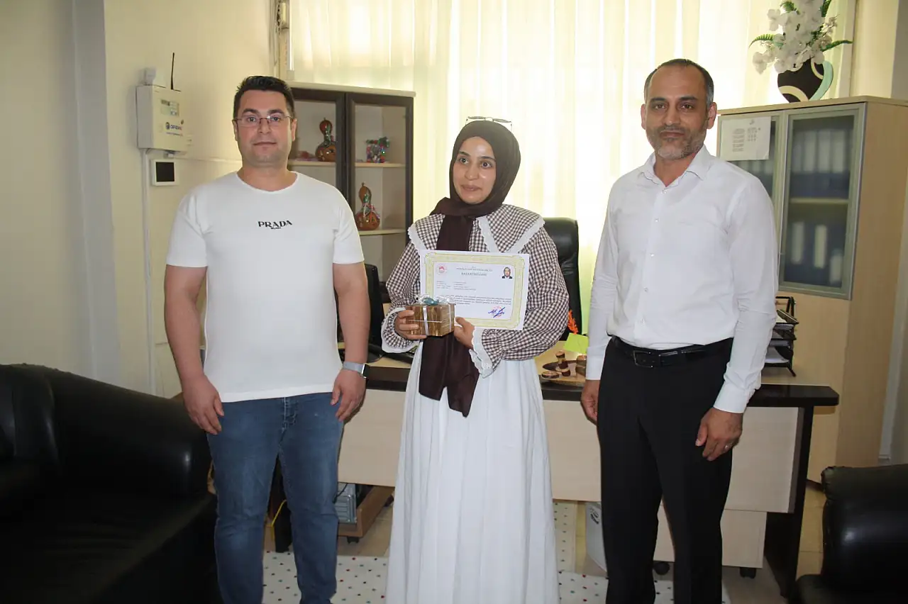 Doğubayazıt'ta öğrencilere destek veren sağlık çalışanına teşekkür plaketi