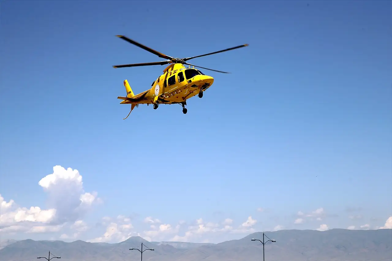 Pusetten düşerek beyin kanaması geçiren 13 günlük bebek ambulans helikopterle Erzurum'a sevk edildi