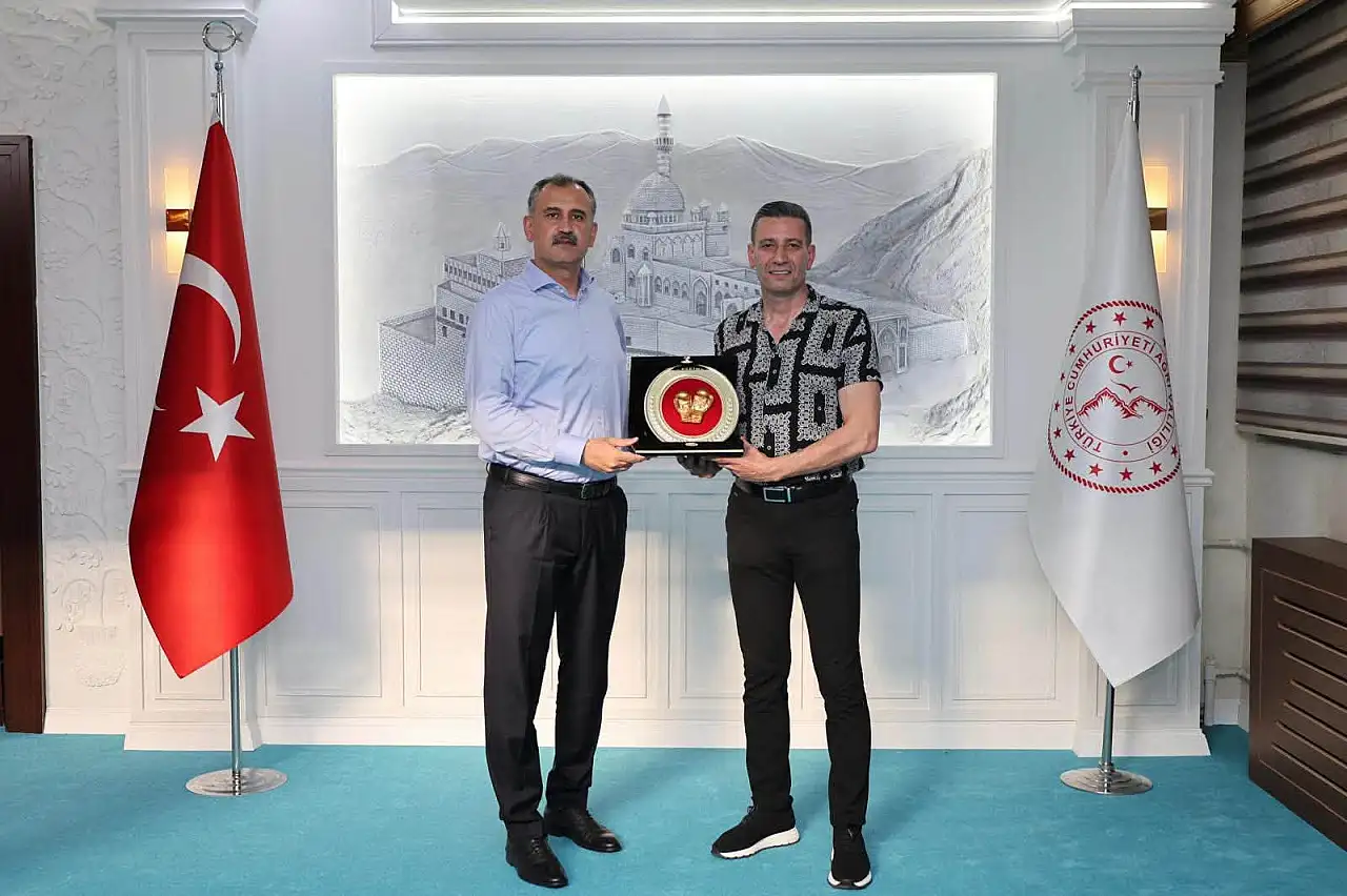 Türkiye Boks Federasyonu Başkanı Suat Hekimoğlu Ağrı Valisi Önder Bozkurt'u ziyaret etti