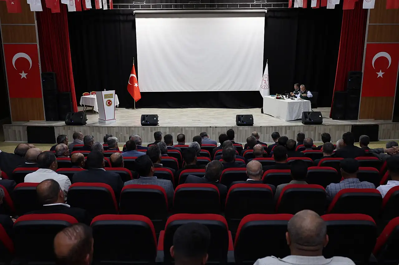 Vali Bozkurt Ağrı'daki yatırımları muhtarlarla değerlendirdi
