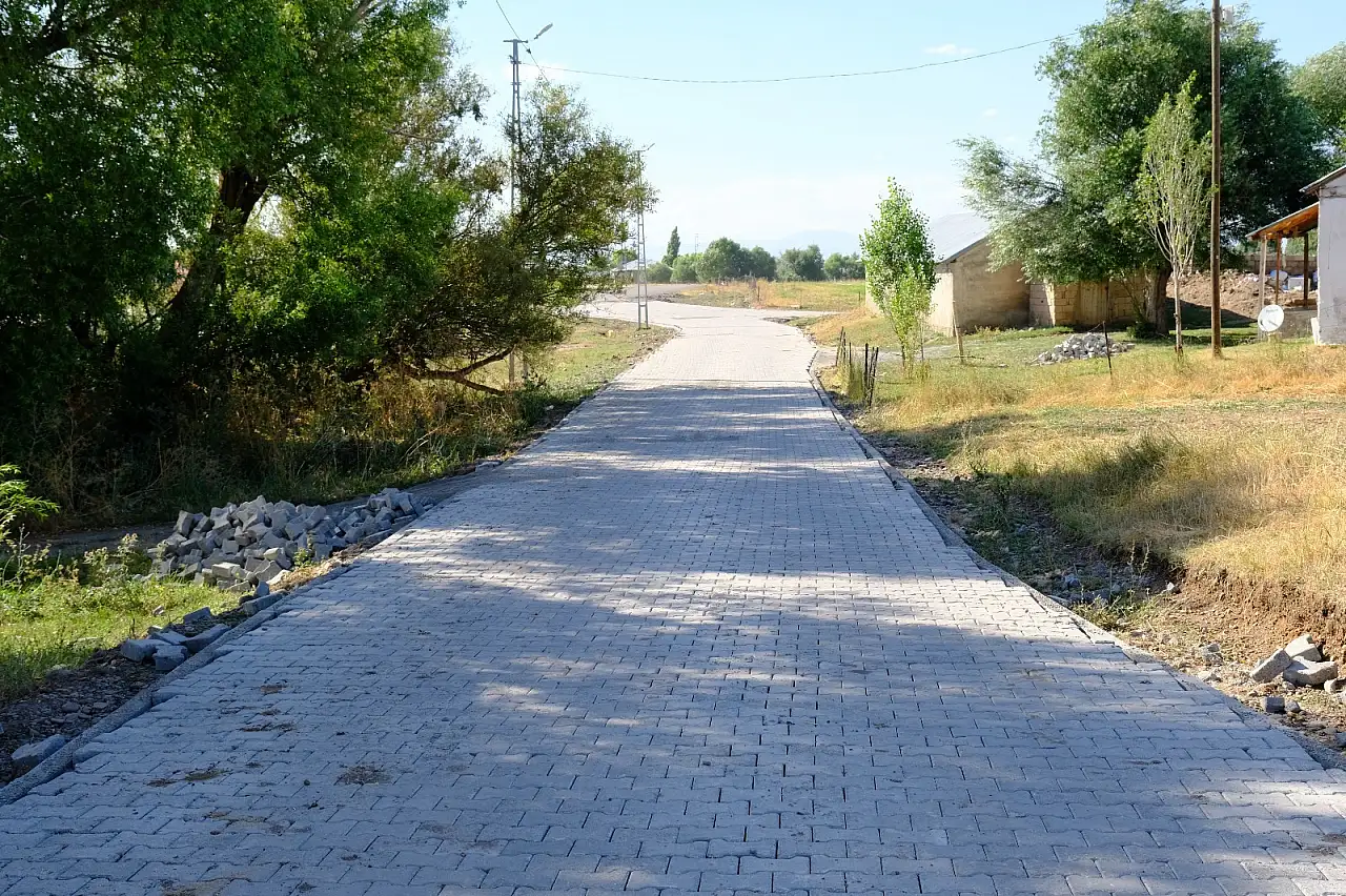Ağrı'nın köylerinde parke çalışmaları devam ediyor