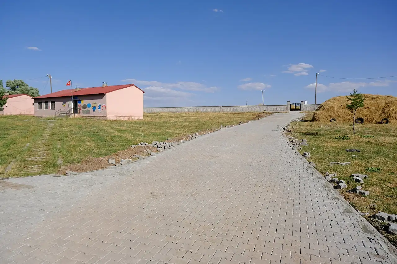 Ağrı'nın köylerinde parke çalışmaları devam ediyor