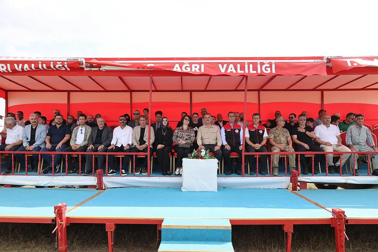 Ağrı'da nefesler tutuldu: Mahallî At Yarışları büyük heyecana sahne oldu