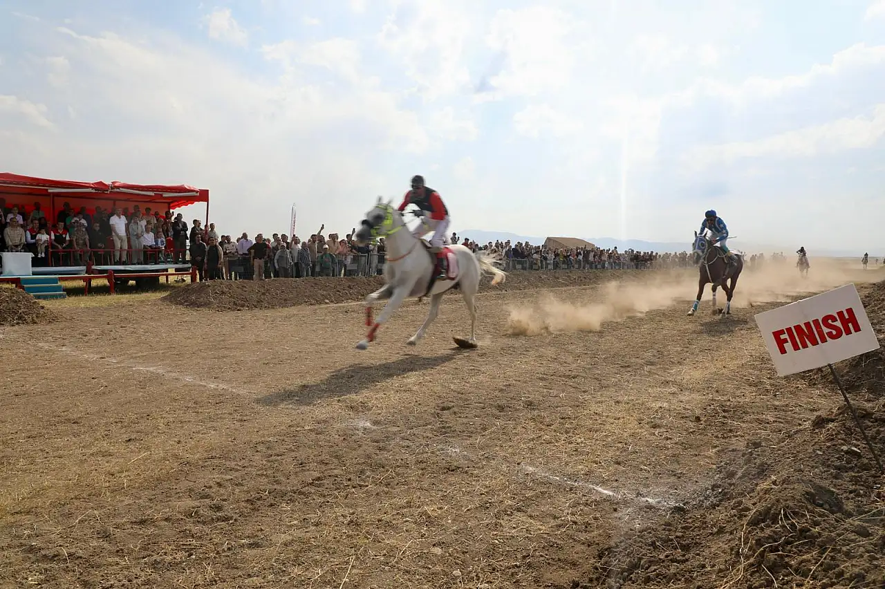 Ağrı'da nefesler tutuldu: Mahallî At Yarışları büyük heyecana sahne oldu