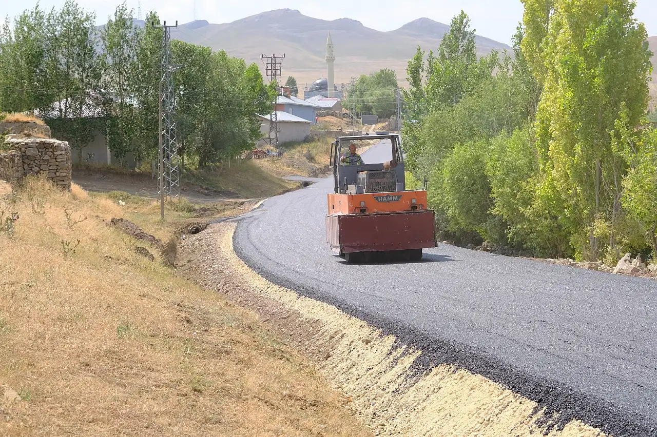 Diyadin Atayolu köy yolu sıcak asfaltla yenilendi
