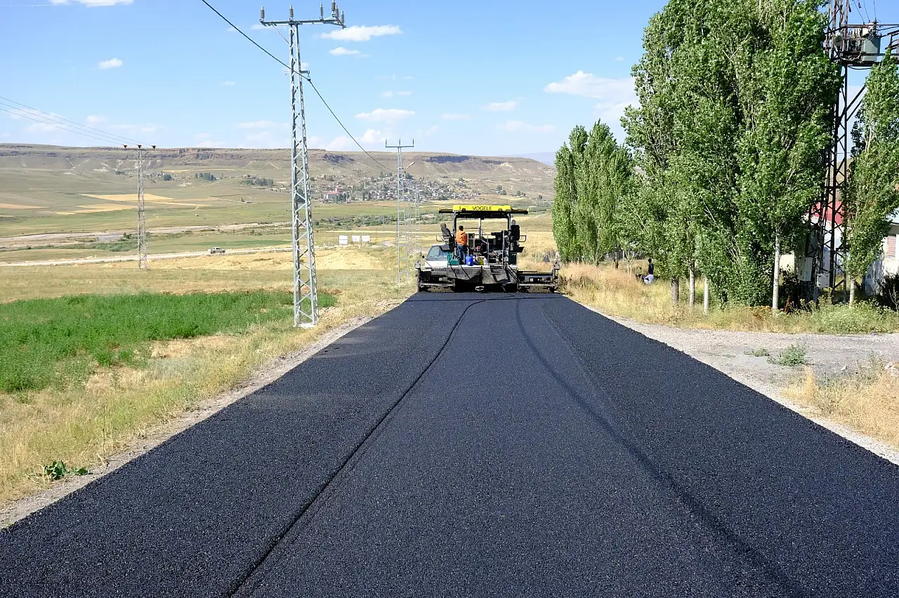 Diyadin'de 14 kilometrelik yol sıcak asfaltla yenileniyor