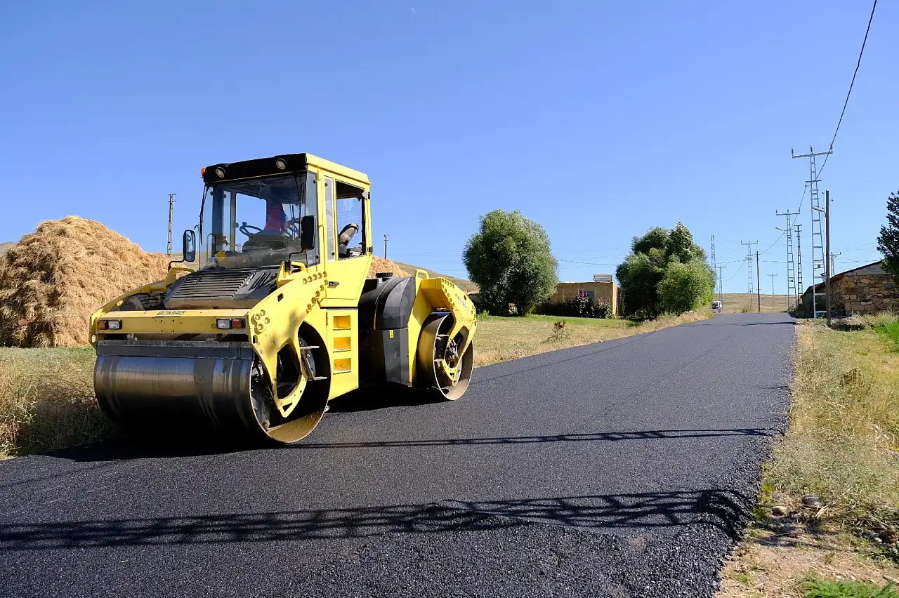 Diyadin'de 14 kilometrelik yol sıcak asfaltla yenileniyor
