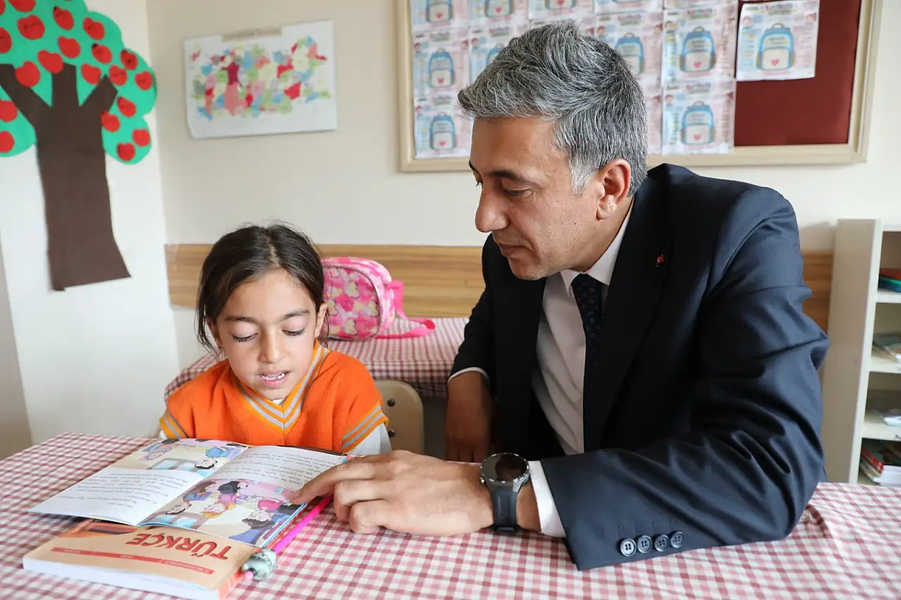 Çakan öğrencilerin sırasına oturdu, derslerine ortak oldu