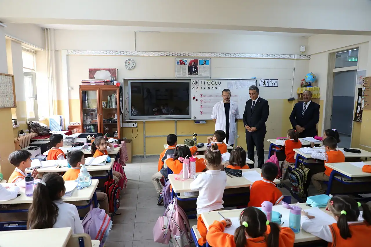 Çakan öğrencilerin sırasına oturdu, derslerine ortak oldu