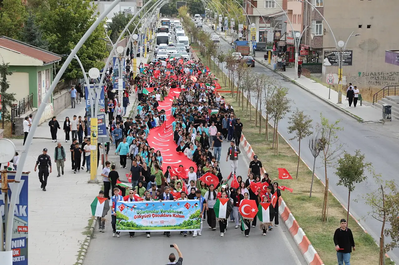 Ağrı'da bin uçurtma Gazze'deki çocuklar için gökyüzüne yükseldi