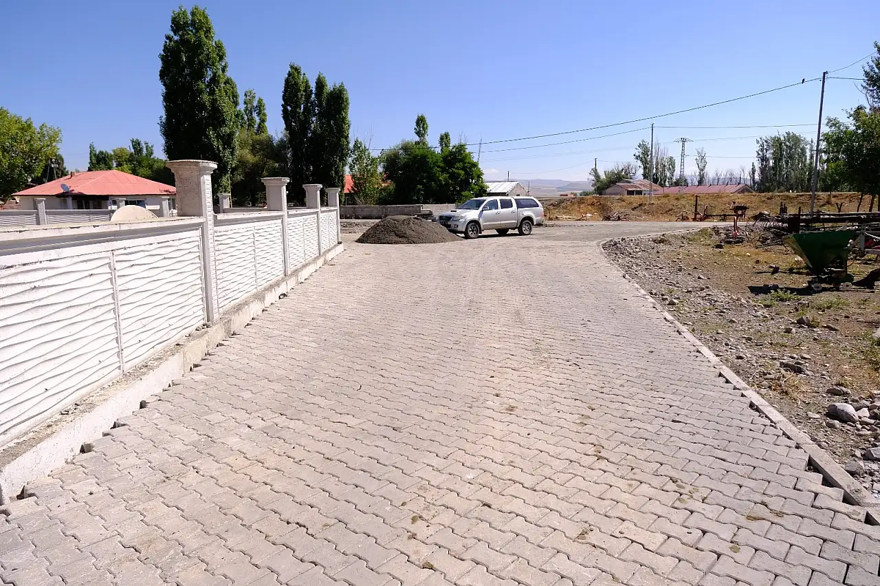 Ağrı'da köy yolları yenileniyor