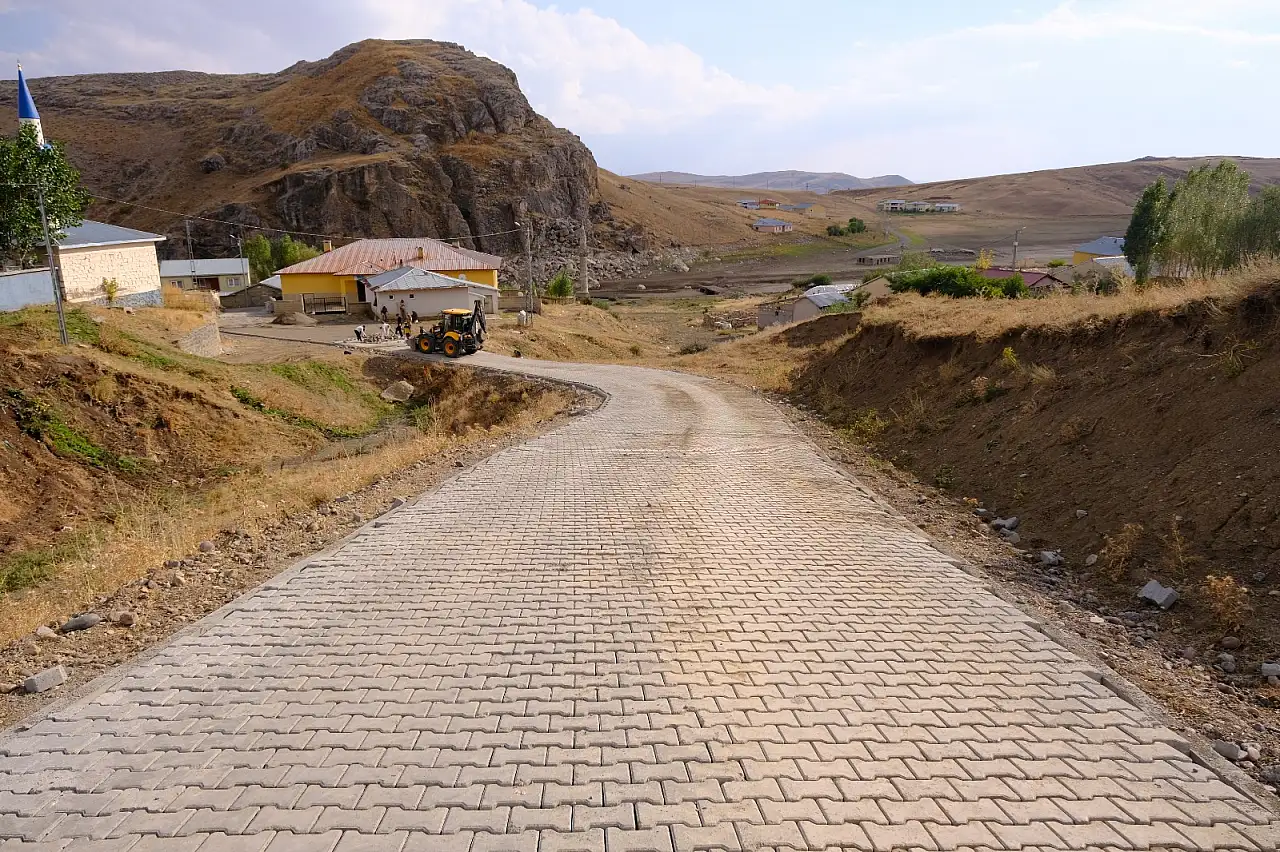 Ağrı'da köy yolları adım adım yenileniyor