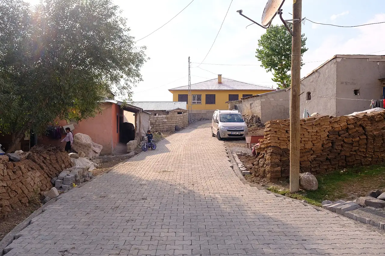 Ağrı'da köy yolları adım adım yenileniyor