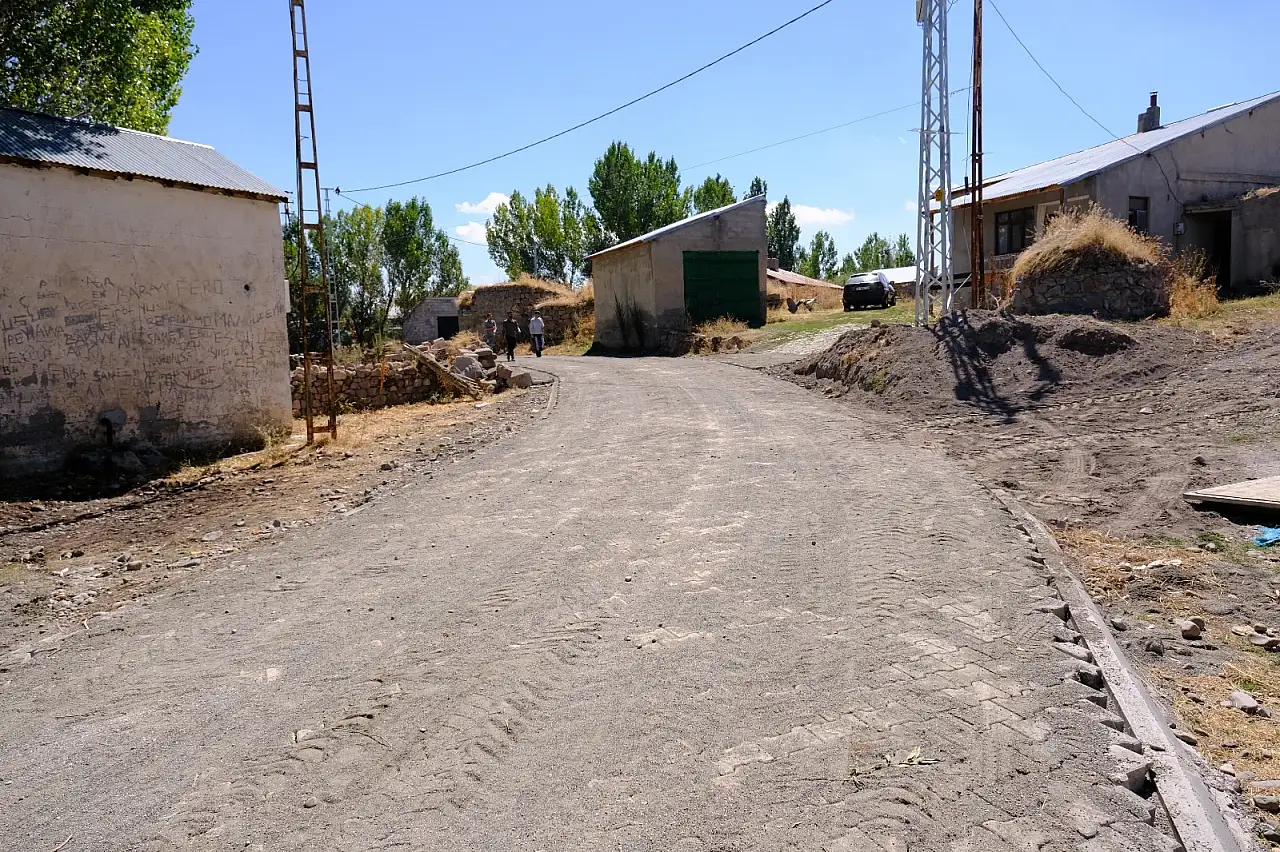 Eleşkirt'in Hürriyet köyünde yollar parke taşıyla yenileniyor