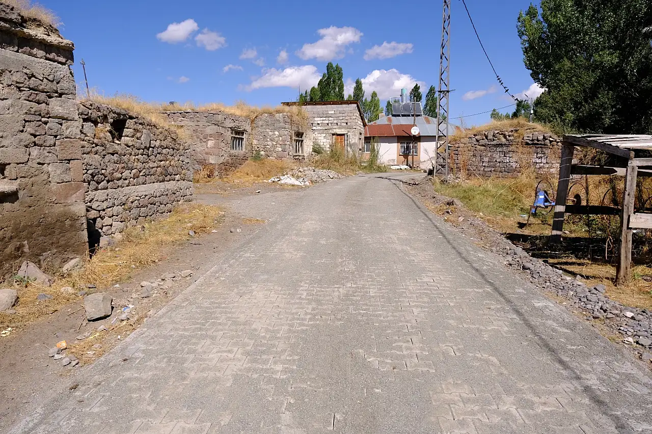 Eleşkirt'in Hürriyet köyünde yollar parke taşıyla yenileniyor