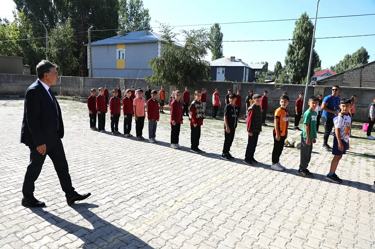 İl Müdürü Çakan İpekyolu Ortaokulunda öğrenci ve öğretmenlerle buluştu
