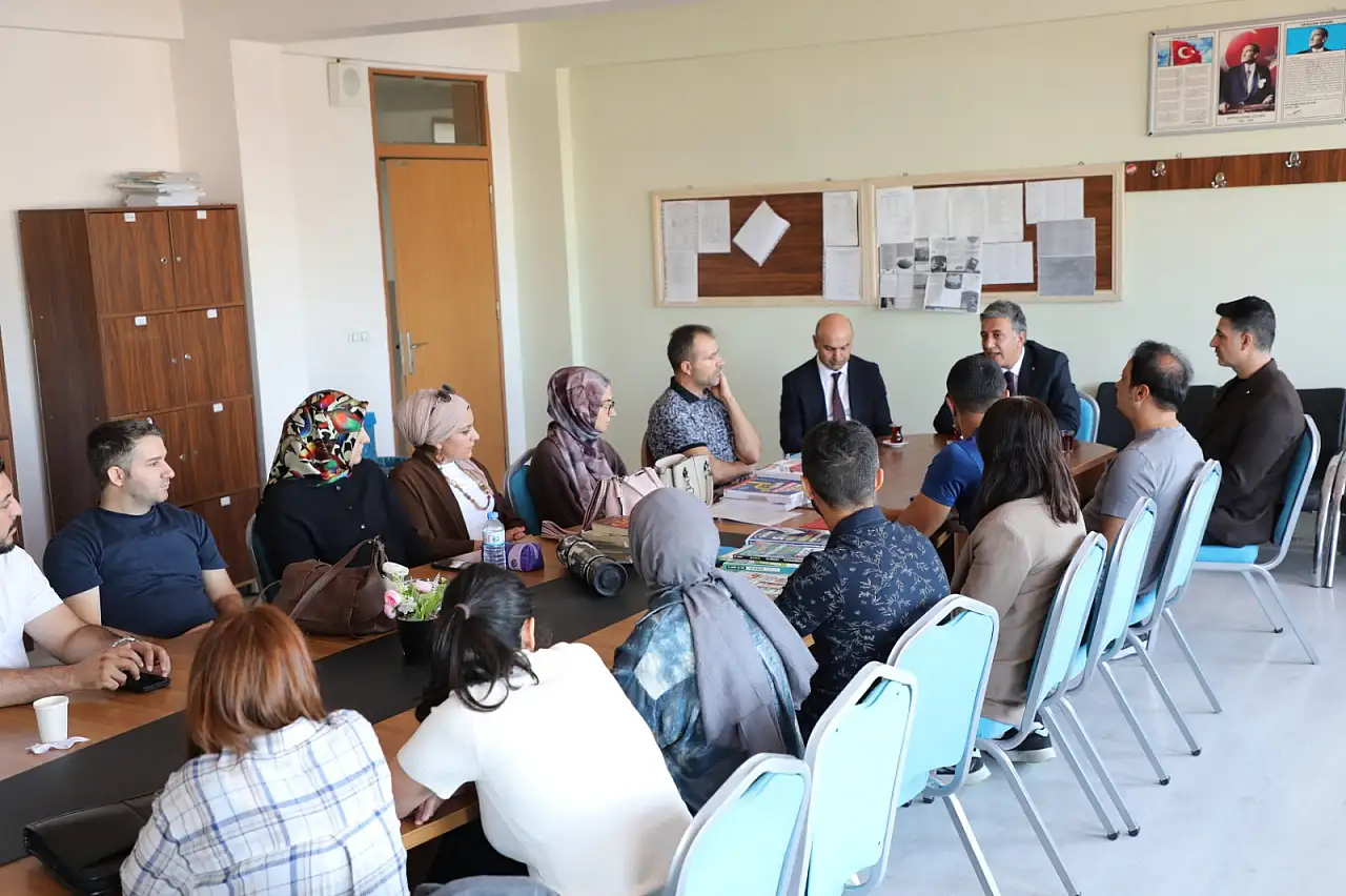 İl Müdürü Çakan İpekyolu Ortaokulunda öğrenci ve öğretmenlerle buluştu