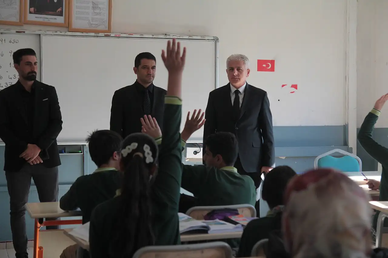 Bir sınıfta sınav heyecanı, diğerinde oyun! Mehmet Kartal öğrencilerle buluştu
