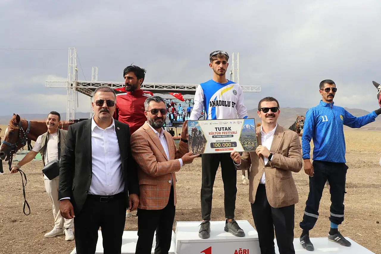 Tutak'ta festival coşkusu ilçeyi sardı: Geleneksel buluşmaya yoğun ilgi